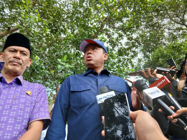 Menteri Agraria dan Tata Ruang/ Kepala BPN Nusron Wahid meninjau lokasi laut yang memiliki setifikat baik itu HGB hingga SHM di Desa Kohod, Kecamatan Pakuhaji, Kabupaten Tangerang, Jumat, (24/1/2024). Di sebelahnya ada Arsin, Kades Kohod. Foto: Dok kumparan