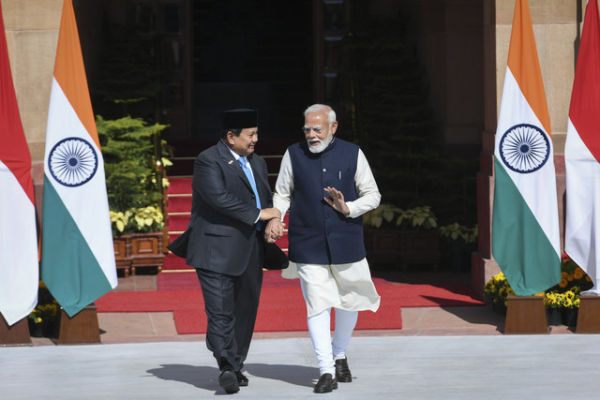 Presiden Prabowo Subianto (kiri) berbincang dengan Perdana Menteri India Narendra Modi (kanan) di Hyderabad House, New Delhi, India, Sabtu (25/1/2025). Foto: Hafidz Mubarak A/ANTARA FOTO