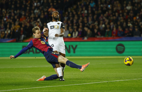 Detik-detik Frenkie de Jong cetak gol saat Barcelona vs Valencia dalam laga pekan ke-21 Liga Spanyol 2024/25 di Estadi Olimpic Lluis Companys, Senin (27/1) dini hari WIB. Foto: REUTERS/Albert Gea