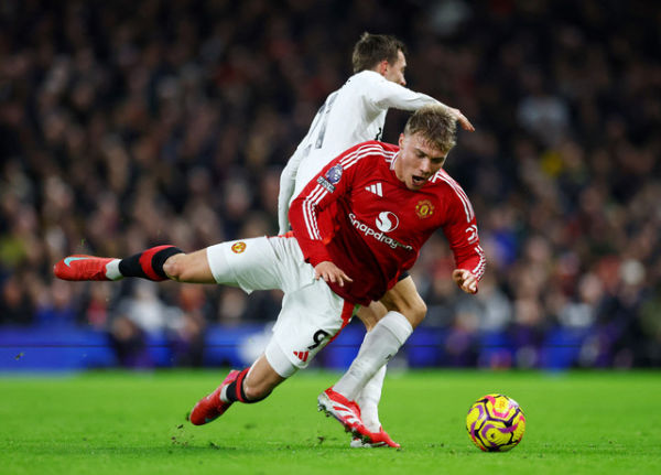 Duel Rasmus Hojlund dengan Timothy Castagne saat Fulham vs Manchester United (MU) dalam laga pekan ke-23 Liga Inggris 2024/25 di Stadion Craven Cottage, London, Senin (27/1) dini hari WIB. Foto: Action Images via Reuters/Matthew Childs