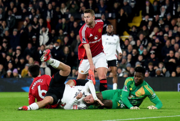 Insiden antara Andre Onana, Lisandro Martinez, Matthijs de Ligt & Emile Smith Rowe saat Fulham vs Manchester United (MU) dalam laga pekan ke-23 Liga Inggris 2024/25 di Stadion Craven Cottage, London, Senin (27/1) dini hari WIB. Foto: REUTERS/Hannah Mckay