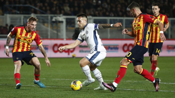 Aksi Lautaro Martinez saat Lecce vs Inter Milan dalam laga pekan ke-22 Liga Italia 2024/25 di Stadio Comunale Via del Mare, Senin (27/1) dini hari WIB. Foto: REUTERS/Alessandro Garofalo