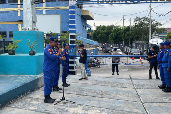 Kasubdit Patroli Airud Polda Metro Jaya, Kompol Fredy Yudha Satria memimpin apel jelang pembongkaran pagar laut Tangerang, di Gedung Satrolda Polda Metro Jaya, Jakarta Utara, Senin (27/1/2025). Foto: Fadhil Pramudya/kumparan