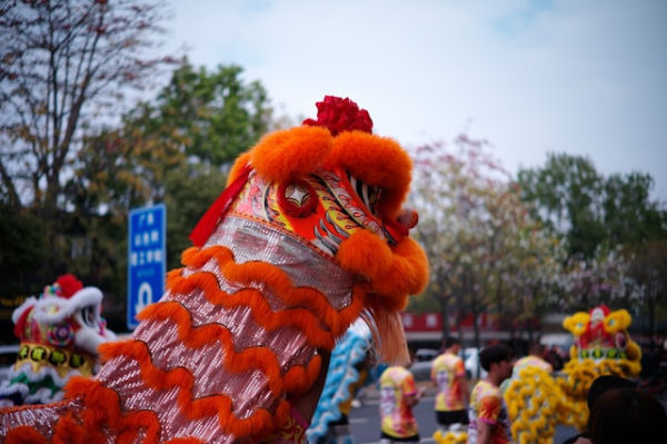 Ilustrasi menonton pertunjukkan barongsai sebagai salah satu dari tradisi. Foto: Unsplash