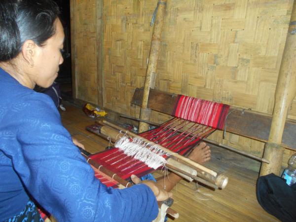 Wanita Baduy Luar membuat tenun khas Baduy. Foto: Dokumentasi Pribadi