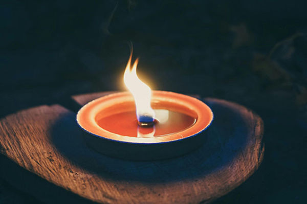 ilustrasi lampu minyak. Foto oleh Pixabay dari Pexels: https://www.pexels.com/photo/candle-on-wooden-platform-266194/