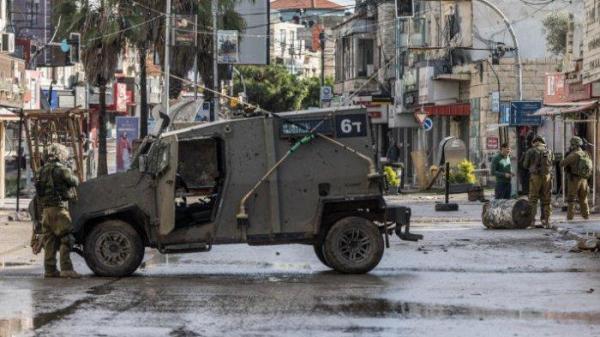 Kendaraan militer Pasukan Pendudukan Israel (IDF) di Hebron, Tepi Barat. 