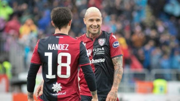 Nahitan Nandez dan Radja Nainggolan merayakan gol ke gawang Fiorentina. Foto: Cagliari Calcio