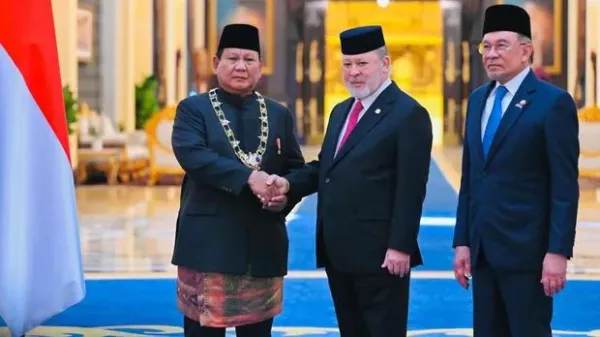 Presiden Prabowo Subianto menerima penghargaan Darjah Kerabat Johor Yang Amat Dihormati Pangkat Pertama (D.K I Johor) dalam kunjungan kenegaraannya di Malaysia. Penghargaan tersebut diserahkan langsung oleh Yang di-Pertuan Agong XVII Sultan Ibrahim di Istana Negara Malaysia.