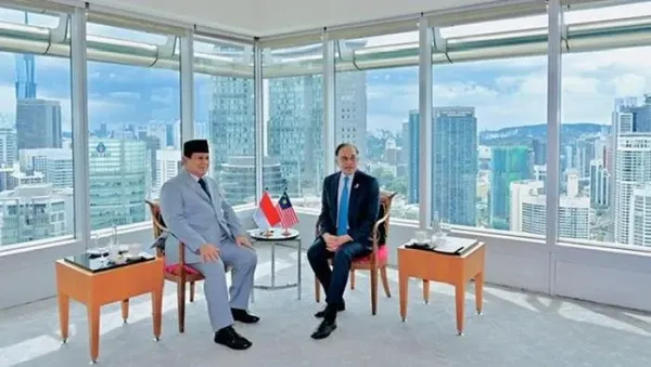 Presiden Prabowo Subianto melakukan pertemuan dengan Perdana Menteri (PM) Malaysia Anwar Ibrahim di Menara Kembar Petronas. (Laily Rachev - Biro Pers Setpres)