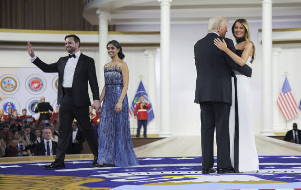 Presiden AS Donald Trump dan Ibu Negara Melania Trump, menari di samping Wakil Presiden AS J.D. Vance dan istrinya Usha Vance pada acara Commander in Chief Ball  pelantikan Presiden AS Donald Trump di Washington, AS, Senin (20/1/2025). Foto: Carlos Barria/REUTERS