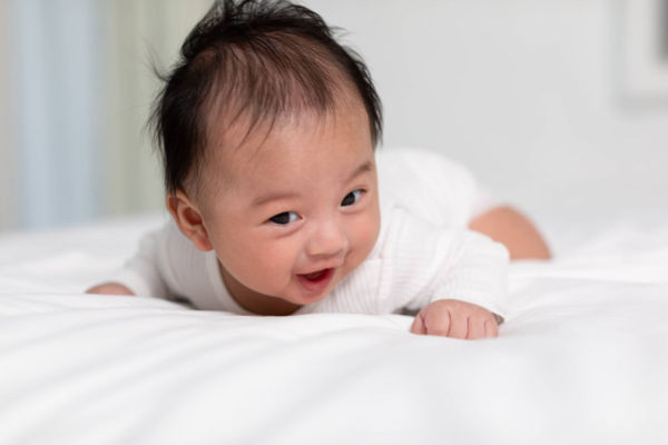 Kepala bayi miring ke satu sisi. Foto: Shutterstock