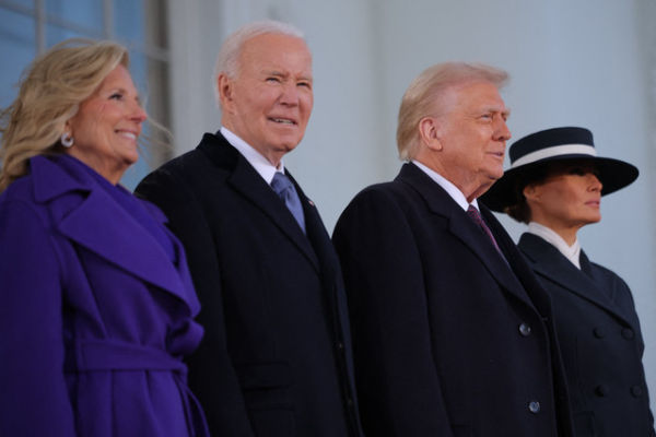 Presiden AS Donald Trump dan istrinya, Melania Trump, bertemu dengan Presiden AS Joe Biden dan ibu negara Jill Biden, menjelang pelantikan Presiden dan Wakil Presiden Amerika Serikat di Washington, AS, Senin (20/1/2025). Foto: Carlos Barria/REUTERS