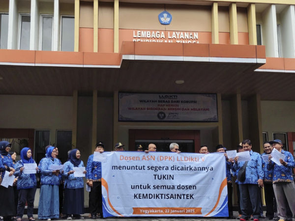 Dosen ASN LLDIKTI Wilayah V Daerah Istimewa Yogyakarta (DIY) berdemo menuntut agar tunjangan kerja (tukin) dibayarkan di kantor LLDIKTI DIY, Rabu (22/1/2025). Foto: Arfiansyah Panji Purnandaru/kumparan