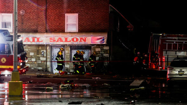 Petugas darurat bekerja untuk mengambil jenazah korban dari atap gedung pasca kecelakaan pesawat di Philadelphia, Pennsylvania, AS, 31 Januari 2025. Foto: REUTERS/Rachel Wisniewski