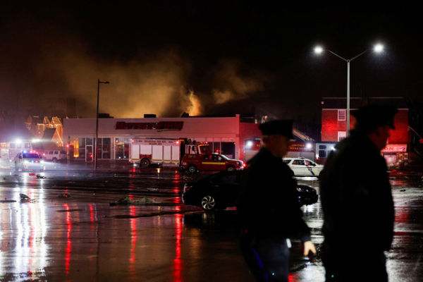 Asap mengepul saat personel darurat beroperasi setelah kecelakaan pesawat di Philadelphia, Pennsylvania, AS, 31 Januari 2025. Foto: REUTERS/Rachel Wisniewski