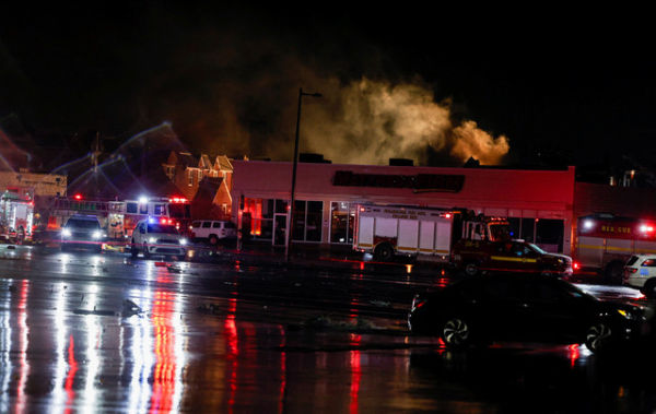 Asap mengepul saat personel darurat beroperasi di lokasi kecelakaan pesawat di Philadelphia, Pennsylvania, AS, 31 Januari 2025. Foto: REUTERS/Rachel Wisniewski