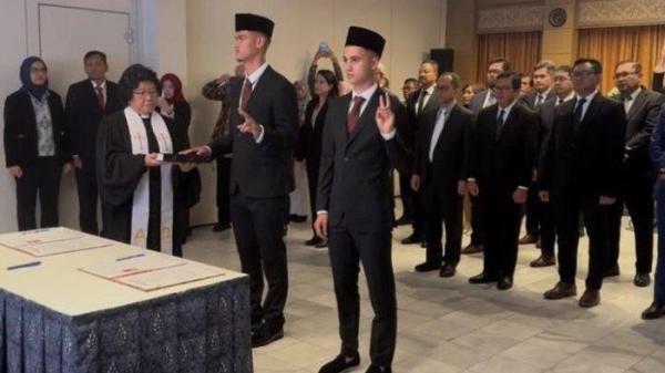 Pemain naturalisasi Timnas Indonesia Mees Hilgers dan Eliano Reijnders saat menalani sumpah Warga Negara Indonesia (WNI) di KBRI Belgia, Brussel, Senin (30/9/2024).