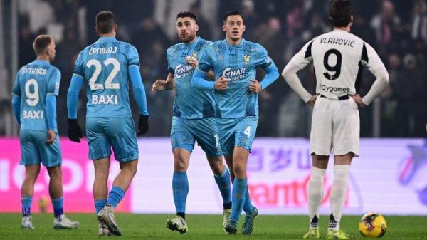 Bek Venezia Indonesia Jay Idzes (2R) merayakan gol kedua Venezia bersama rekan satu timnya dalam pertandingan sepak bola Seri A Italia antara Juventus FC dan Venezia FC di Stadion Allianz, Turin, pada 14 Desember 2024.