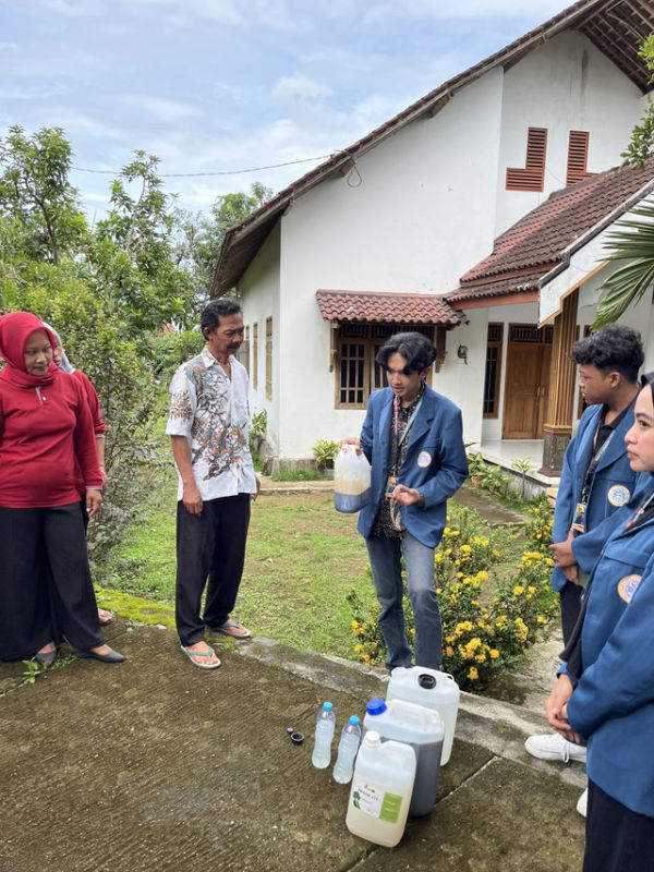 Sosialisasi pupuk BIOME oleh mahasiswa UNAIR, Sumber: Dokumen Pribadi