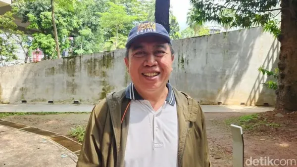 Satrio (58), pengunjung Taman Literasi Martha Tiahahu, Blok M, Jakarta Selatan (Jaksel). (Adrial/detikcom)