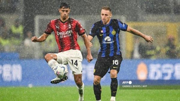 Gelandang AC Milan #14 Tijjani Reijnders berebut bola dengan pemain Inter Milan #16 Davide Frattesi saat pertandingan sepak bola Serie A Italia di Stadion San Siro, pada 16 September 2023.