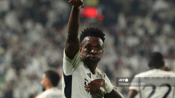 Penyerang Real Madrid Brasil #07 Vinicius Junior merayakan setelah mencetak gol pertama timnya pada pertandingan sepak bola final Piala Super Spanyol antara Real Madrid dan Barcelona di Stadion Al-Awwal Park di Riyadh, pada 14 Januari 2024.