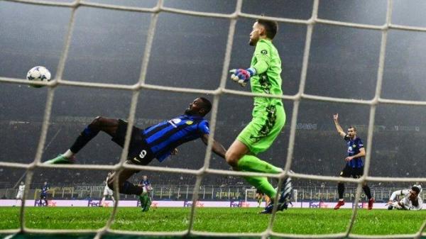 Penyerang Prancis Inter Milan #09 Marcus Thuram (Kiri) menembakkan bola selama pertandingan sepak bola Grup D hari putaran pertama Liga Champions UEFA 6 antara Inter Milan dan Real Sociedad di stadion San Siro di Milan pada 12 Desember 2023.
Marco BERTORELLO / AFP