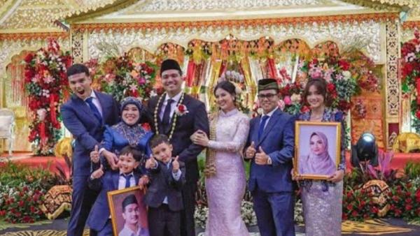 FRANS FAISAL NIKAH - Foto Vanessa Angel dan Bibi Ardiansyah tak ketinggalan dihadirkan dalam pernikahan Frans Faisal dan Indah Tri Pertiwi.