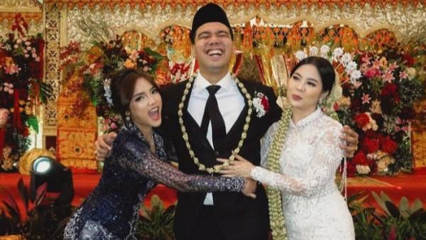 FRANS FAISAL NIKAH - Raut bahagia Frans Faisal dan Indah Tri Pertiwi setelah resmi jadi pasangan suami istri.