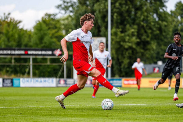 Ole Romeny beraksi saat FC Utrecht melakoni laga uji coba kontra tim asal Timur Tengah, Al Rayyan SC, di lapangan milik tim USV Elinkwijk pada Kamis (18/7/2024) waktu setempat. Foto: fcutrecht.nl