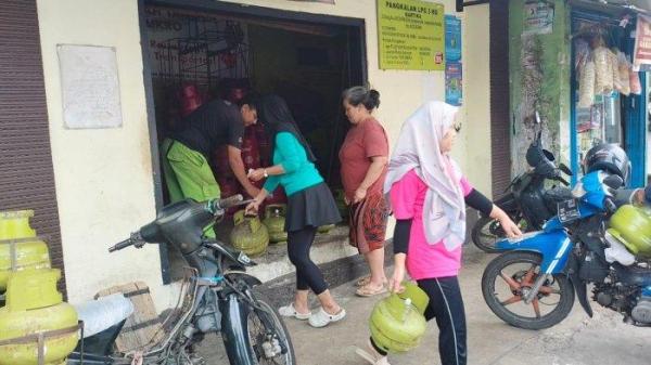 LPG 3 KG LANGKA - Pangkalan agen LPG di Jalan Lengkong, Kota Bandung, Senin 3 Februari 2025. Warga Bandung mulai mengeluhkan sulitnya mendapatkan gas elpiji 3 kg.