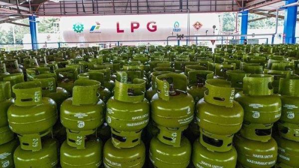 TABUNG GAS LPG - Penampakan tabung gas LPG 3 kilogram yang mulai dikeluhkan masyarakat sulit dicari. Pemerintah Indonesia memberlakukan larangan bagi pengecer, termasuk warung, untuk menjual elpiji 3 kilogram, Sabtu (1/2/2025).