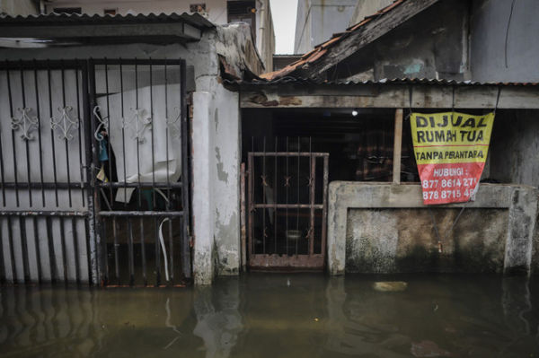 Pengumuman rumah dijual di pemukiman kawasan Grogol yang dilanda banjir pada 29 Januari 2025. Foto: Jamal Ramadhan/kumparan