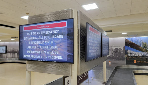 Layar informasi di area pengambilan bagasi kosong di Bandara Nasional Reagan menampilkan instruksi darurat setelah sebuah pesawat jatuh ke Sungai Potomac di luar Washington, DC, 29 Januari 2025. Foto: ULYSSE BELLIER/AFP