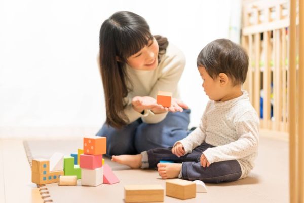 Seorang anak bermain menyusun balok kayu. Foto: Keisuke_N/Shutterstock