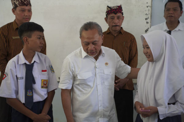 Menko Zulhas serahkan gaji pokoknya untuk siswa yatim piatu dan tidak mampu di Banyuwangi. Foto: Dok. Istimewa