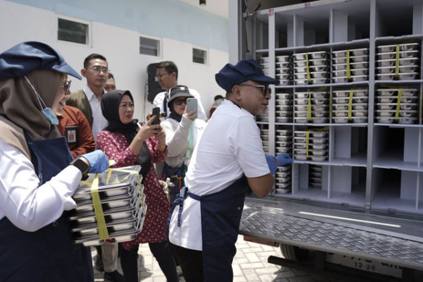 Menko Zulhas serahkan gaji pokoknya untuk siswa yatim piatu dan tidak mampu di Banyuwangi. Foto: Dok. Istimewa