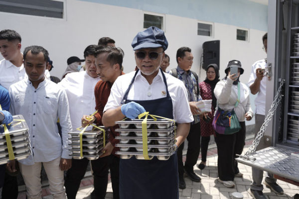 Menko Zulhas serahkan gaji pokoknya untuk siswa yatim piatu dan tidak mampu di Banyuwangi. Foto: Dok. Istimewa