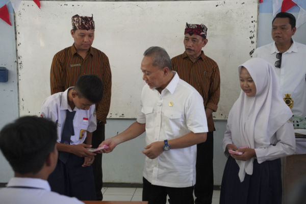 Menko Zulhas serahkan gaji pokoknya untuk siswa yatim piatu dan tidak mampu di Banyuwangi. Foto: Dok. Istimewa