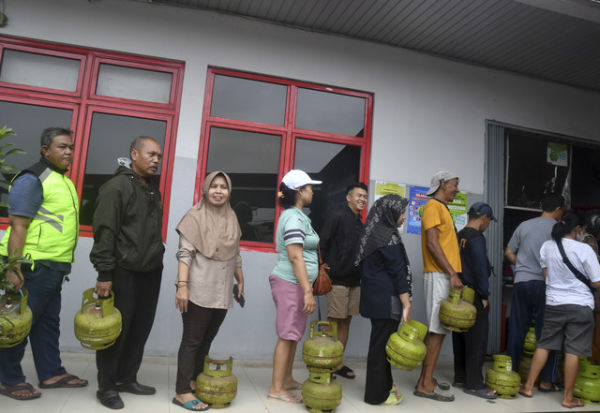 Warga antre membeli gas elpiji subsidi tiga kilogram di salah satu pangkalan gas di Kelurahan Cilendek Barat, Kota Bogor, Jawa Barat, Senin (3/2/2025). Foto: Arif Firmansyah/ANTARA FOTO