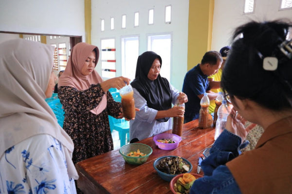 Warga Desa Belambangan antusias dalam pembuatan eco enzyme