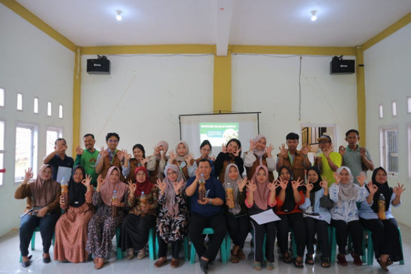 Foto bersama peserta workshop pemanfaatan limbah menjadi eco enzyme