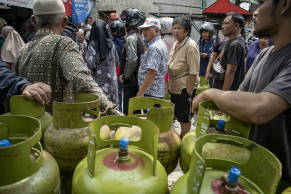 Warga antre membeli gas elpiji 3 kilogram bersubsidi di salah satu pangkalan gas elpiji di Kota Cimahi, Jawa Barat, Senin (3/2/2025). Foto: Abdan Syakura/ANTARA FOTO