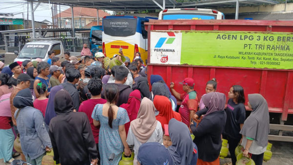 Warga mengantre gas LPG 3 kg di Kelurahan Tigaraksa, Kecamatan Tigaraksa, Kabupaten Tangerang, Senin (3/2/2025). Foto: kumparan