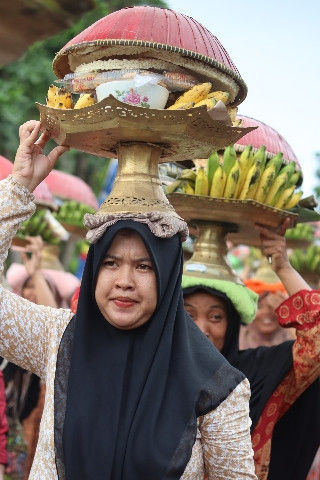 Ibu-ibu pembawa dulang. foto: Sanusi