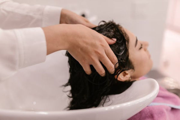 Ilustrasi rekomendasi shampoo untuk rambut mengembang. Sumber: Pexels/RDNE Stock project