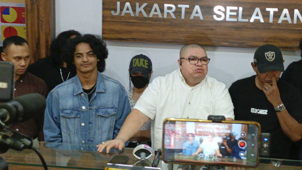 Razman Arif Nasution dan Kliennya, Umar Badjideh dan Vadel Badjideh usai Jalani Pemeriksaan di Polres Metro Jakarta Selatan. Foto: Aprilandika Pratama/kumparan