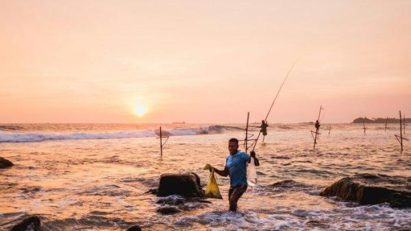 Ilustrasi suasana di Pantai Unawatuna, Sri Lanka