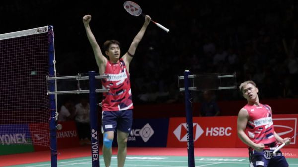 Ekspresi kegembiraan pebulu tangkis ganda putra Malaysia Man Wei Chong dan Kai Wun Tee usai mengalahkan pebulu tangkis Indonesia Muhammad Rian Ardianto dan Fajar Alfian pada final Daihatsu Indonesia Masters 2025 di Istora Senayan, Jakarta, Minggu (26/1/2025). Fajar/Rian gagal menjuarai Indonesia Masters 2025 pada sektor ganda putra usai kalah dua gim langsung dengan skor 11-21 dan 19-21. TRIBUNNEWS/IRWAN RISMAWAN